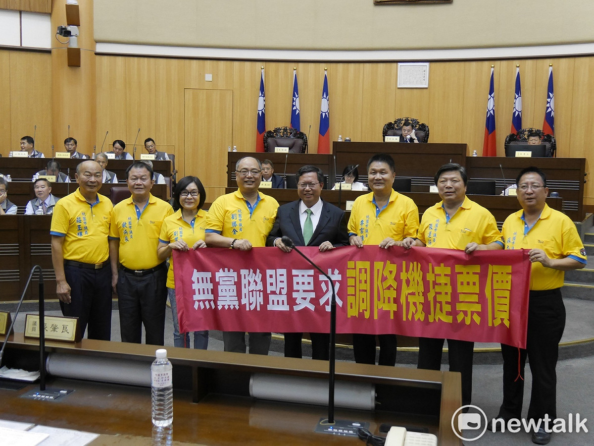 桃園市議會無黨團結聯盟共同向市長鄭文燦爭取機捷票價降價，鄭文燦允諾以全縣降價10元為目標。 圖:林昀真/攝