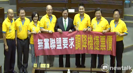 桃園市議會無黨聯盟共同針對機捷票價問題提出質詢。 圖:林昀真/攝