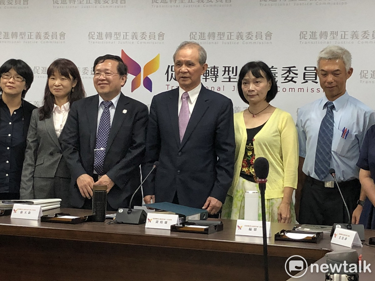 促進轉型正義委員會今（8）日已發函給中國青年黨、中國國民黨及民主進步黨，請各政黨依政治檔案通報格式填寫說明，並於文收到後一個月內函復通報清冊。圖為促轉會主要成員。 圖：謝莉慧/攝（資料照片）