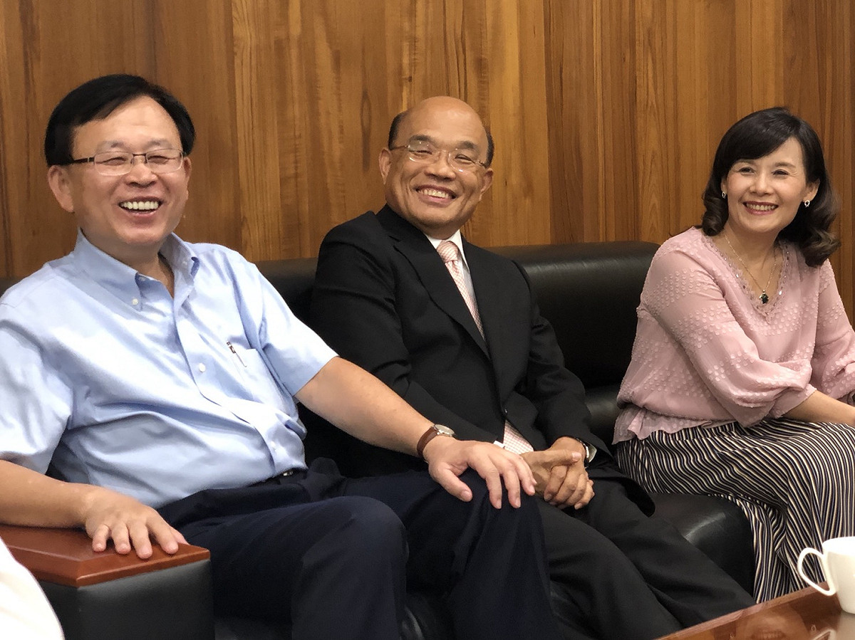 蘇貞昌到板橋農會拜訪理事長廖裕德，尋求農會支持並邀請廖裕德加入會做事連線。 圖:蘇貞昌競選辦公室/提供