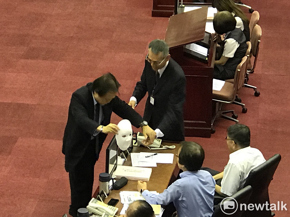 民進黨台北市議員王世堅今日贈送素顏面具給柯文哲。 圖 : 曾薏伃 / 攝