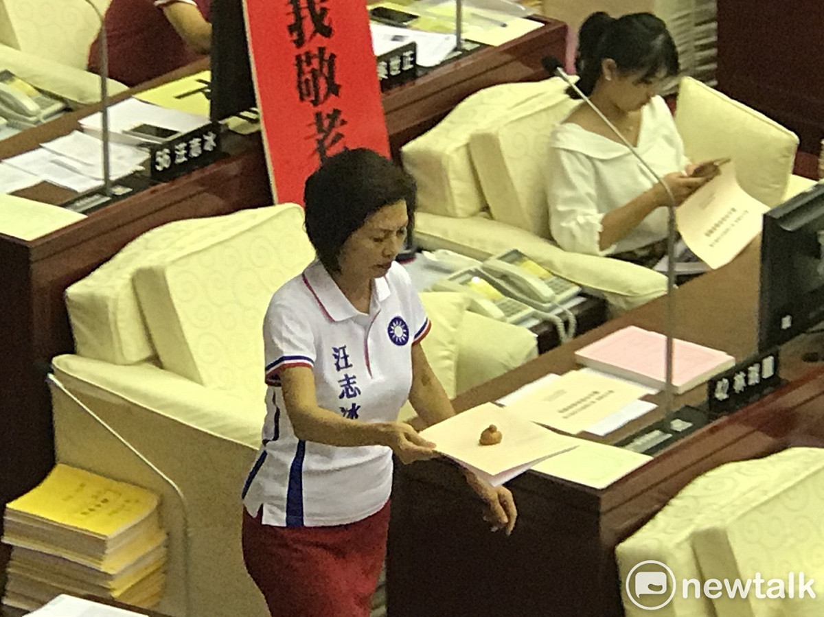 國民黨台北市議員汪志冰今日贈一坨假大便給市長柯文哲。 圖 : 曾薏伃 / 攝