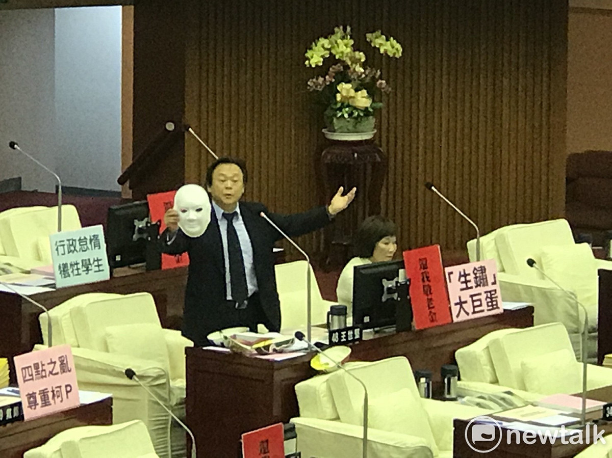 王世堅送上一張「素顏面具」給柯文哲，嘲諷柯P每天戴上生、旦、淨、末、丑的面具，就是不好好當一個市長。 圖 : 曾薏伃 / 攝