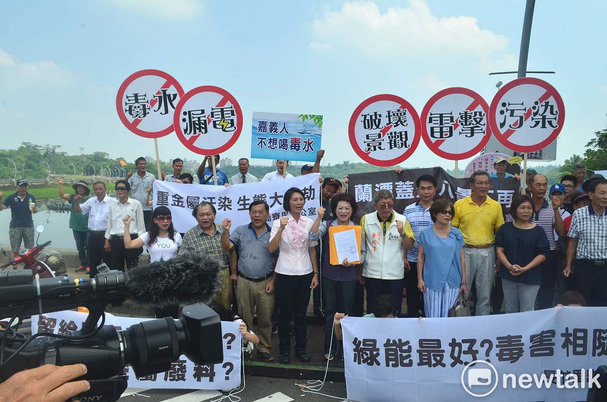 市長參選人蕭淑麗16日率領多名里長，抗議蘭潭架設太陽能光電板將污染環境。 圖：蔡坤龍/攝