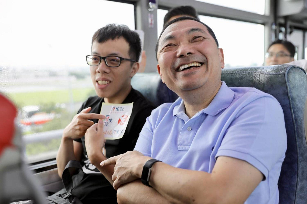 侯友宜搭乘跳蛙公車，體驗「五股-內科」通勤狀況。 圖:侯友宜競選辦公室/提供