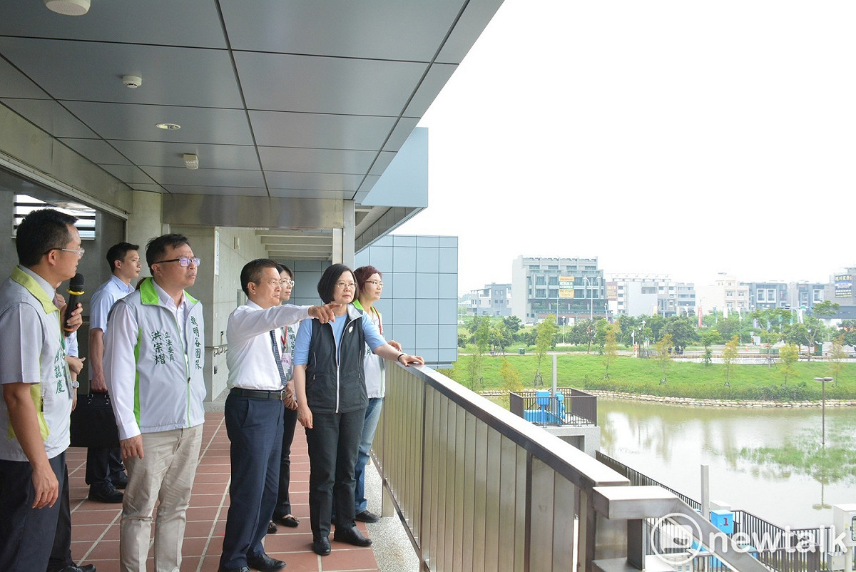 總統蔡英文視察彰化縣彰化市員林園，縣長魏明谷說明滯洪效果。 圖 : 唐復年/攝
