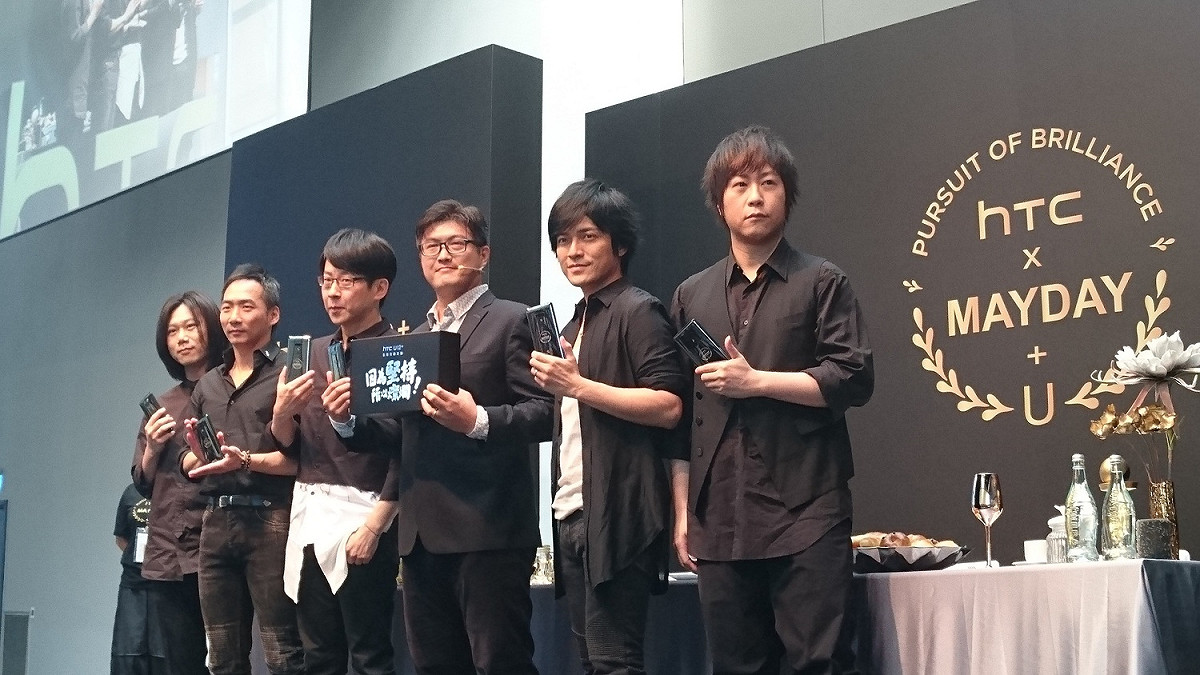 HTC U12+五月天限定版今天開賣，邀請五月天來站台。 圖：簡育詮/攝