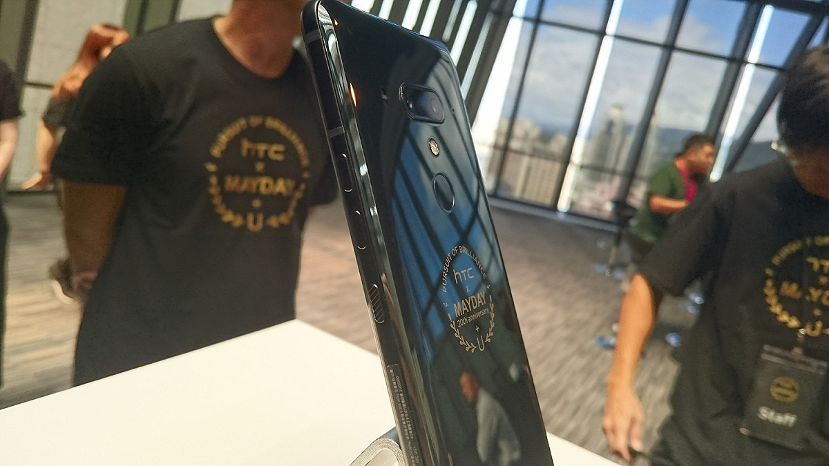 本次U12+側面採智慧按壓按鍵設計，另有壓力感測功能，單手操作更方便。 圖：簡育詮/攝