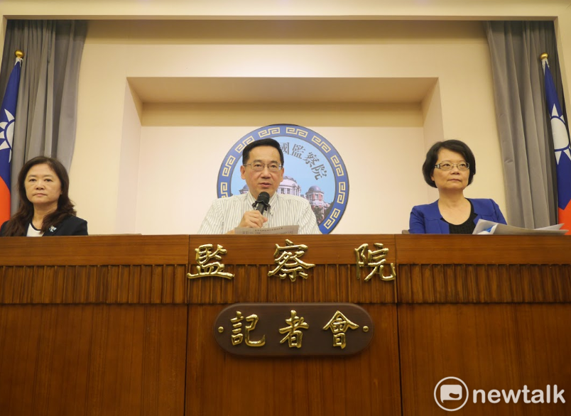 監委張武修（圖中）今天主持監委林雅鋒（圖左）、王美玉（圖右）彈劾記者會。 圖/聶良恩攝