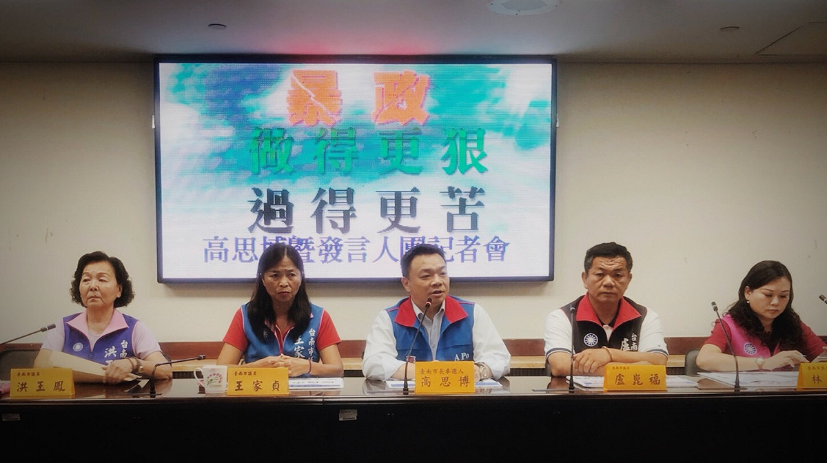 高思博率競選發言人團隊成員盧崑福、王家貞、林燕祝及洪玉鳳舉行記者會，痛批連漲3年的房屋稅暴政，根本就是把「法治」當成對付人民、為虎作倀的工具。 圖：黃博郎/攝