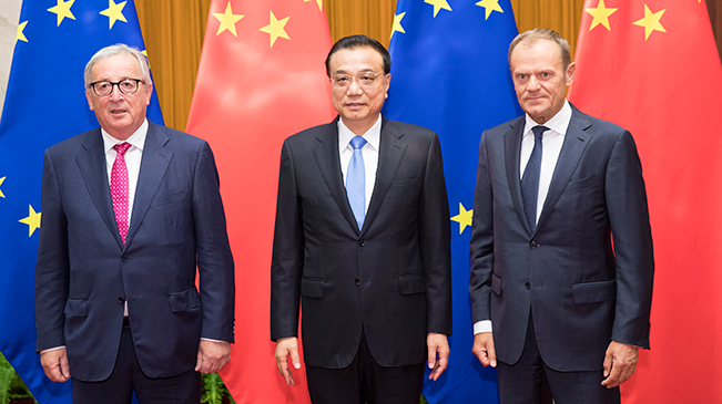 本次會晤由國務院總理李克強同歐洲理事會主席圖斯克（Donald Tusk）、歐盟委員會主席容克（Jean-Claude Juncker）共同主持。雙方一致認為，在當前國際形勢下，中歐作為世界兩大主要力量和經濟體，有責任共同努力維護以規則為基礎的國際秩序，倡導多邊主義，支持自由貿易。 圖：翻攝自新華網