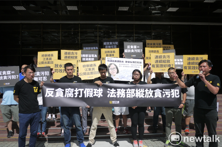 黃國昌（圖右）、徐永明（左）今天上午9時30分在法務前召開「縱放議員貪污 反貪腐玩假的」記者會。 圖/記者陳佩君攝