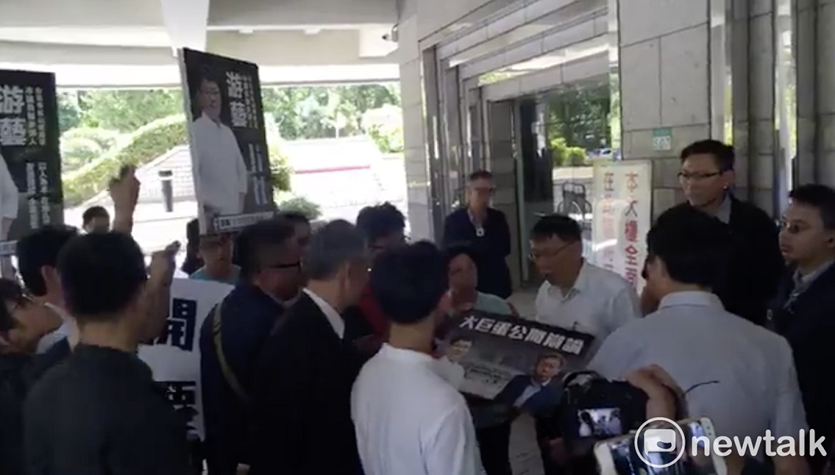 社民黨台北市議員參選人游藝今日赴台北市議會向台北市長柯文哲下戰帖，要求公開辯論大巨蛋案。 圖：翻攝游藝臉書