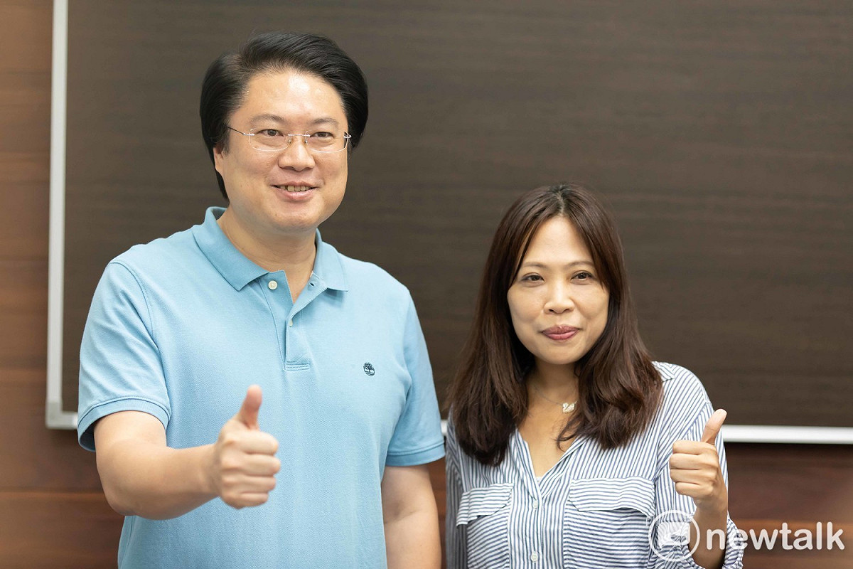 基隆市長林右昌（左）今日宣布，基市府將設立發言人一職，由機要秘書陳靜萍（右）接任。 圖：基隆市政府 / 提供