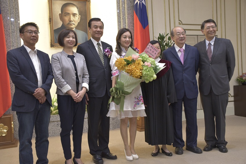 民進黨不分區立委谷辣斯·尤達卡接任行政院發言人後，桃園市客家事務局長蔣絜安確定遞補不分區立委，下午於立法院進行宣誓典禮。 圖：陳佩君 / 攝