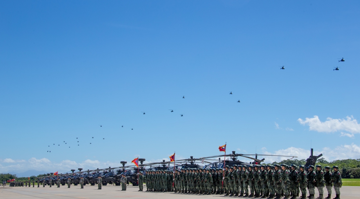 各型直升機編隊通過成軍典禮會場。 圖：翻攝軍聞社