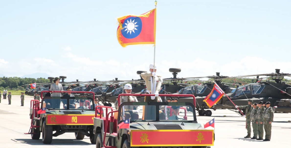 蔡英文總統17日主持陸軍航空第601旅AH-64E直升機全作戰能力成軍典禮，校閱地面部隊。 圖：翻攝軍聞社