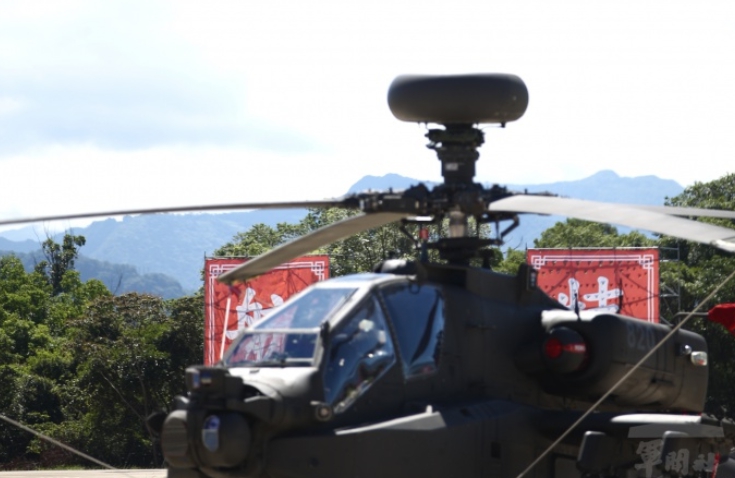陸航601旅17日舉行「AH-64E直升機全作戰能力成軍典禮」，以地面展示，呈現精銳戰力。 圖：翻攝軍聞社