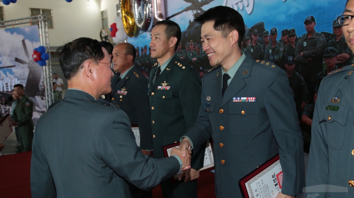 陸軍司令王信龍上將17日主持AH-64E全作戰能力成軍慶祝茶會，頒獎表揚有功人員。 圖：翻攝軍聞社