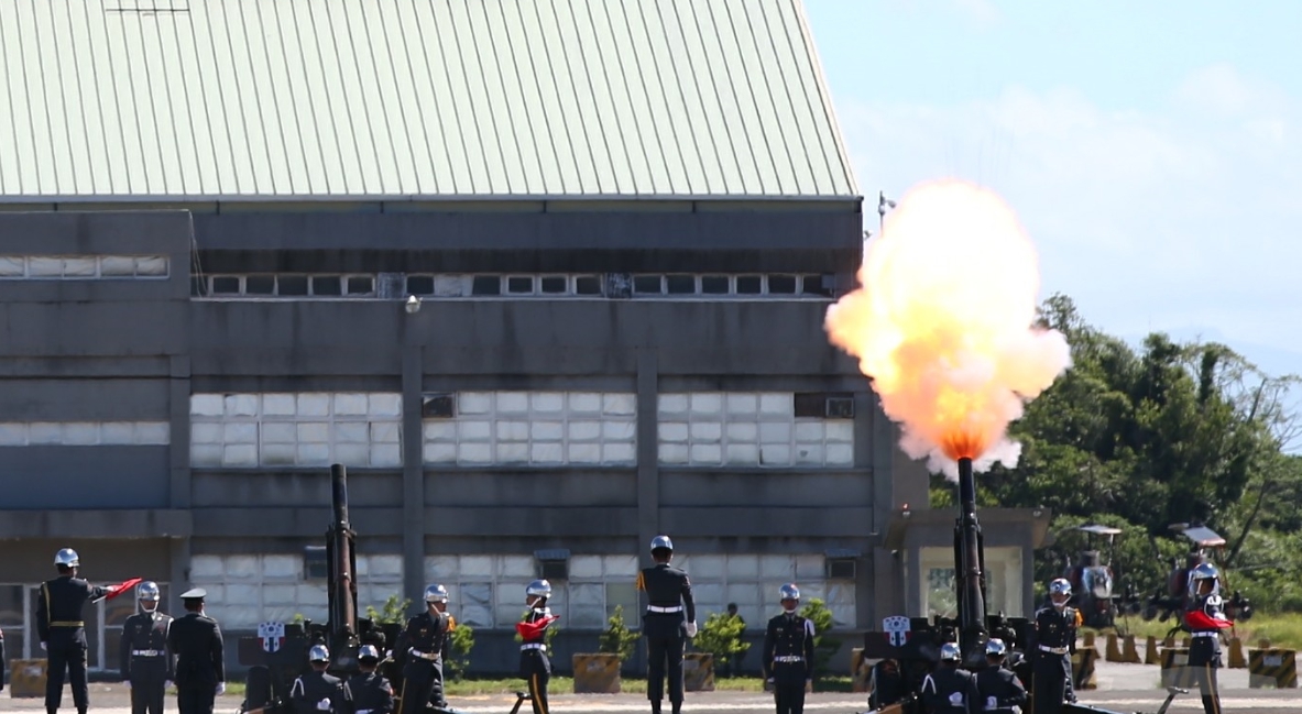 陸軍禮砲連17日在「AH-64E直升機全作戰能力成軍典禮」中，以21響禮砲恭迎三軍統帥蔡英文總統。 圖：翻攝軍聞社