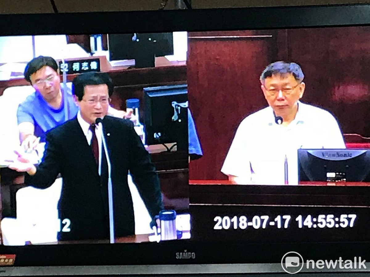 民進黨台北市議員周柏雅（左）今日質詢市長柯文哲（右）。 圖：曾薏伃 / 攝