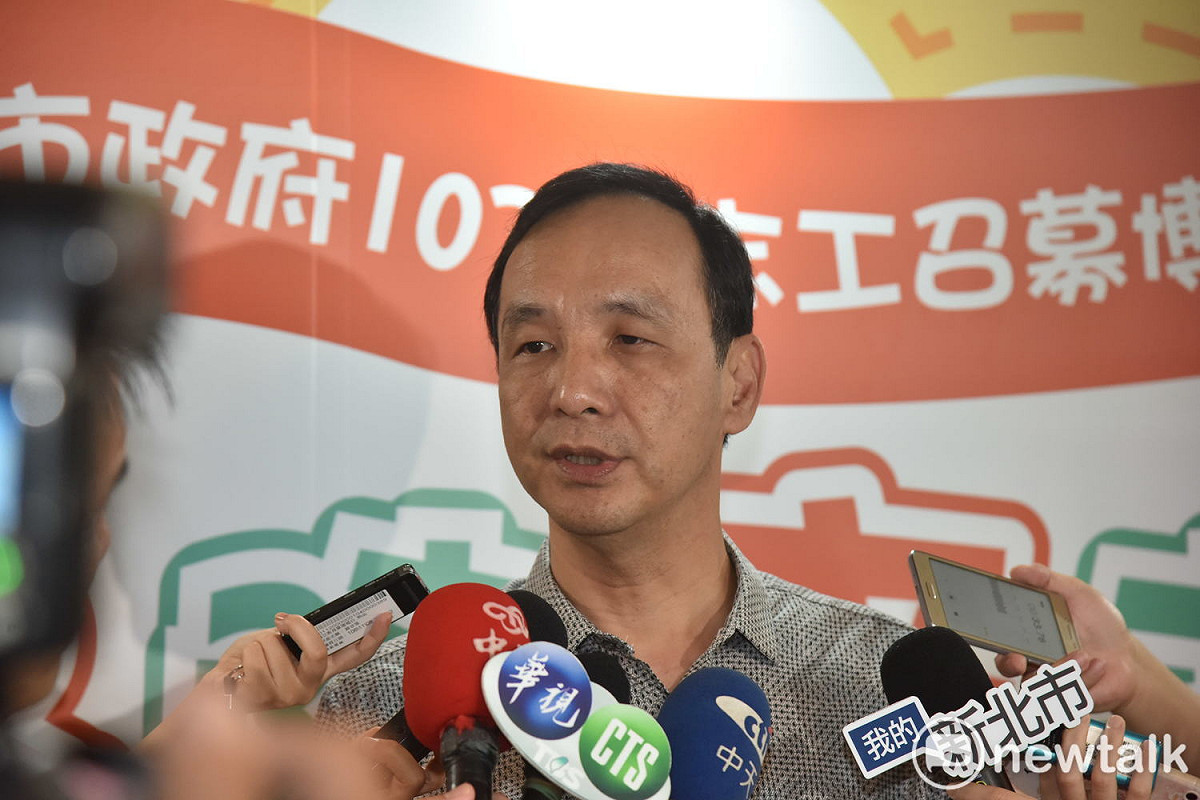 新北市長朱立倫認為，民眾已經習慣搭乘捷運，雖然機場捷運屬於桃捷公司管理，但票價應該比照北捷費率計算比較合理。  圖:林昀真/攝