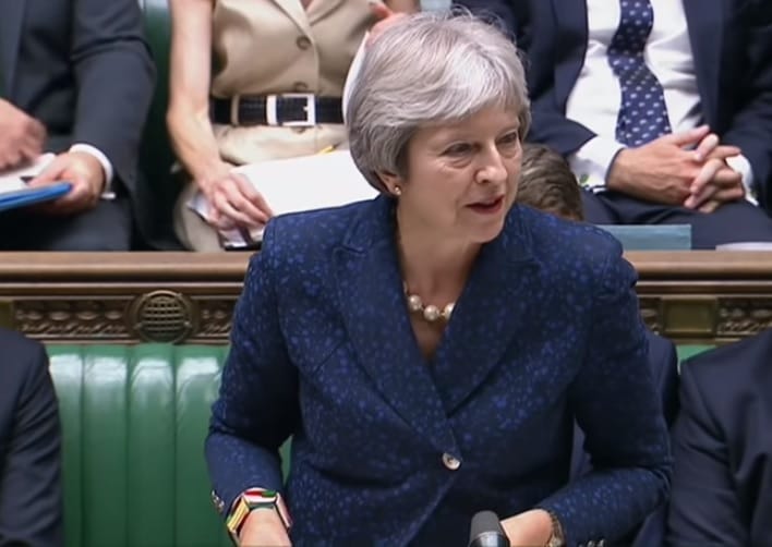 英國首相梅伊向黨內強硬派疑歐人士低頭，同意兩項海關制度立法修正案後，脫歐關鍵法案終於表決通過。 圖：翻攝Youtube