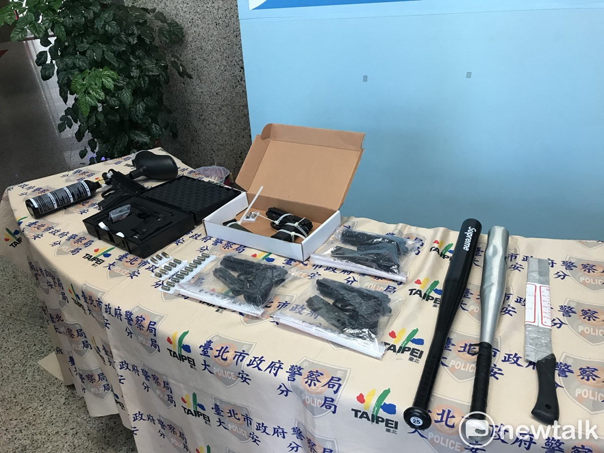 16日深夜到17日凌晨在台北市安和區與辛亥路發生槍擊案的證物。 圖：曾薏伃／攝