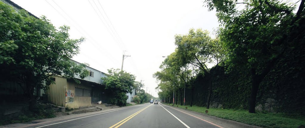 新北市新莊區瓊林里於7月10日出現首例登革熱本土病例(案1)後，衛生局針對病例居住地周圍153位民眾進行健康監測，其中1位於7月14日開始陸續出現發燒、頭痛等症狀，經轉介就醫後於7月17日晚間確診感染(案2)，目前狀況穩定，經調查潛伏期間無國外旅遊史，主要於住家附近活動。研判此2例具有高度地緣相關性，依發病時間屬同一群聚事件。 圖 : 翻攝自mapo.net