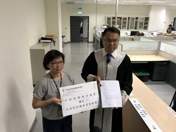 環保局王美文副局長與委任律師陳憲政親自將訴願書送至環保署，宣示新北市捍衛環境及市民健康決心。 圖：新北市政府/提供