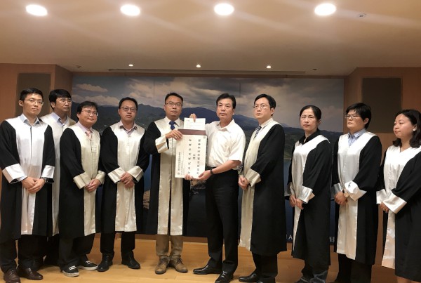 環保局劉和然局長及陳憲政律師將訴願書封緘，正式啟動訴願程序。 圖：新北市政府/提供