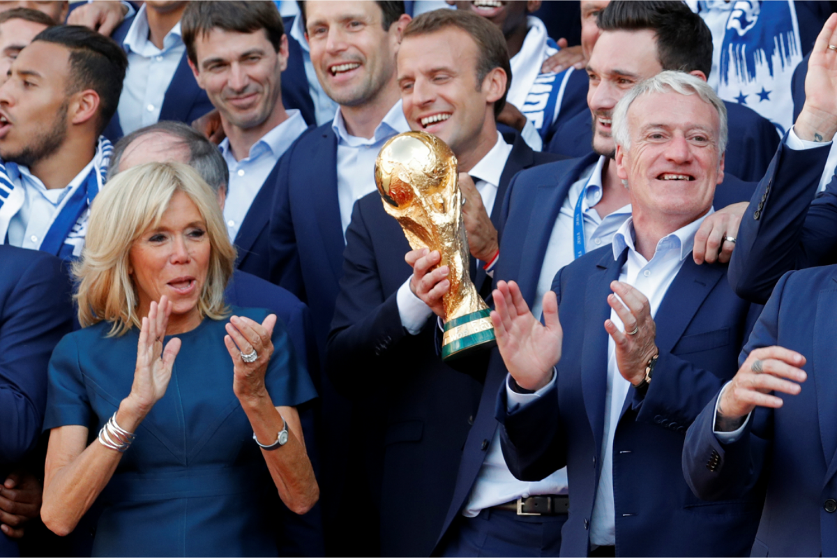 法國總統馬克宏（Emmanuel Macron）和夫人布莉姬（Brigitte Macron，左）兩人在巴黎愛麗舍宮（Elysee Palace），為載譽歸國的國家足球隊舉行致敬接待會，與隊長洛里斯（Hugo Lloris，右2 ）、總教練德尚（Didier Deschamps，右1）及其他「國腳」們談笑風生 。(資料照片) 圖：達志影像/路透社