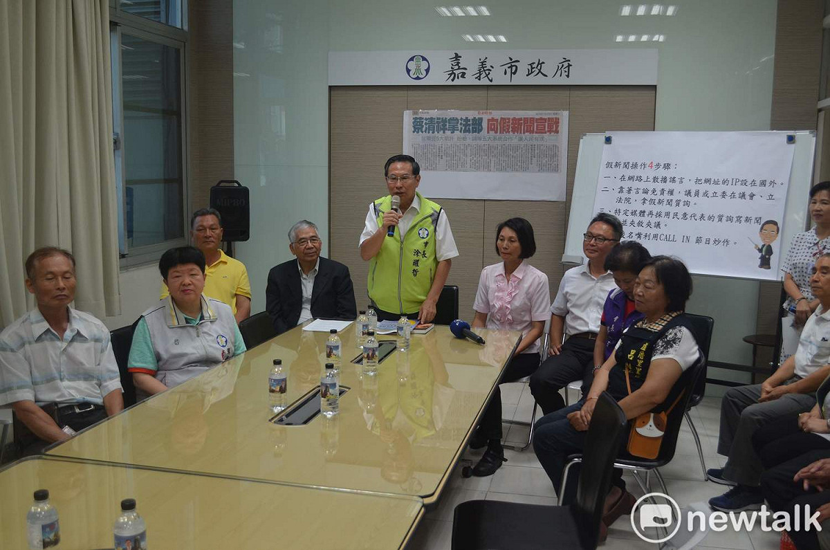 嘉義市長涂醒哲18日召開記者會，向假新聞宣戰。 圖：蔡坤龍/攝