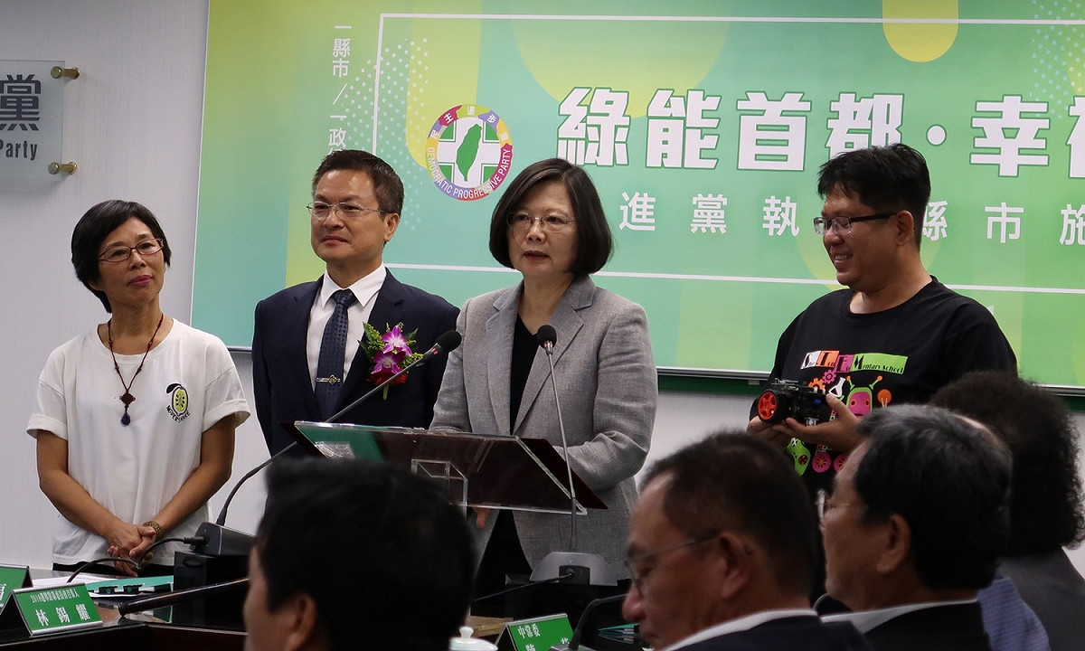 民進黨中執會18日邀請彰化縣長魏明谷（左二）進行報告，並也邀請社頭國小家長會長張朝棟（右一）及李美燕（左一）現身說法。 圖：林朝億/攝