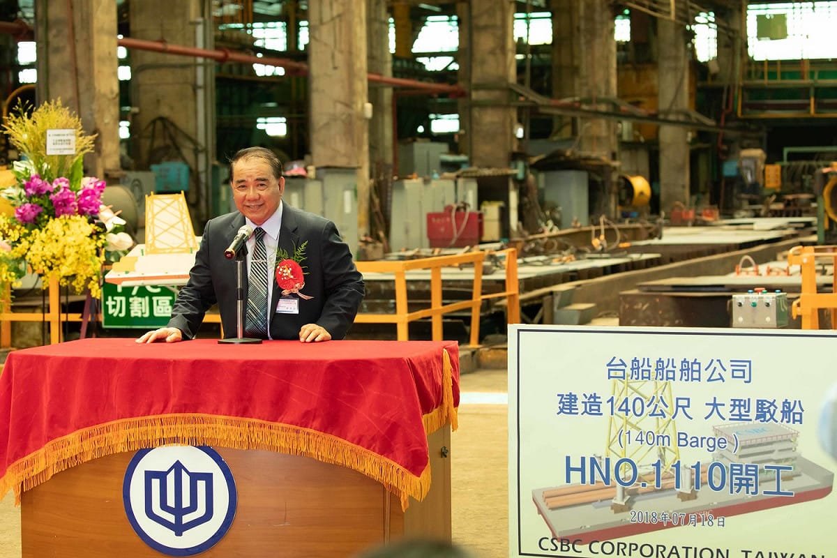 這艘140公尺大型駁船預計明年中交船、第二季可配合投入風場的運送服務。
 圖：基隆市政府／提供
