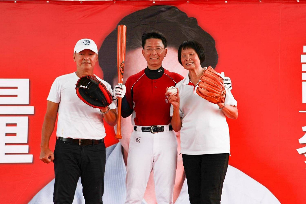 體育界前輩林仲秋、紀政陪同許維智宣布參選台中市北屯區市議員。 圖 : 許維智/提供