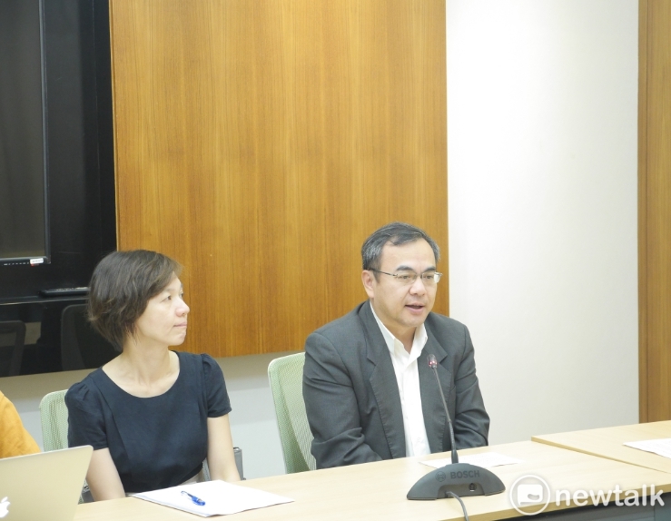 民航局副局長方志文表示，他們將這項業務當作優先業務辦理，協助航空公司完成五階段飛安認證，民航局傾全力來做，最快下週就能完成認證，在月底取得交通部許可證，此案近期之間將會有很好的結果。 圖：聶良恩／攝