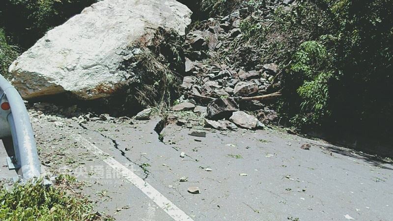 南橫公路過六口溫泉距離利稻部落2公里處，18日中午發生坍方，一塊281噸重巨石落在馬路上，造成交通中斷。 圖：中央社