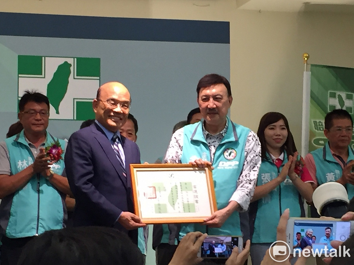 蘇真昌頒發新北市黨部主委當選證書給連任主任余天。 圖:林昀真/攝