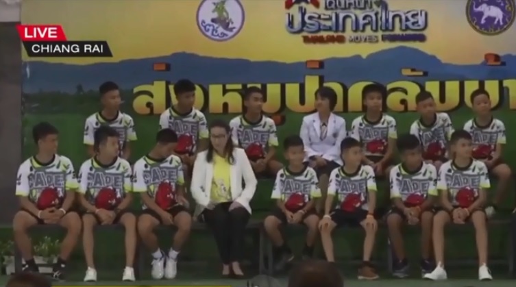 泰洞穴獲救少年足球隊出院亮相 教練：曾挖洞自救未果