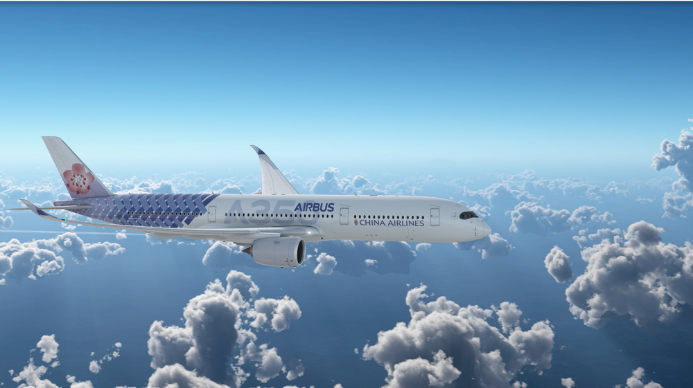 中華航空今(19)日發表與空中巴士( Airbus )合作的第14架的A350機型，編號B-18918的彩繪機身，今首度公開空中畫面。 圖：翻攝華航網站