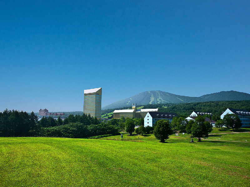 位於北緯40度的「安比高原度假村」，夏季也提供纜車旅遊、空中飛索、高爾夫球場、網球場等多樣設施，還有牧場動物餵食、夜空觀星賞螢、森林健行等親近自然體驗。 圖：易遊網提供