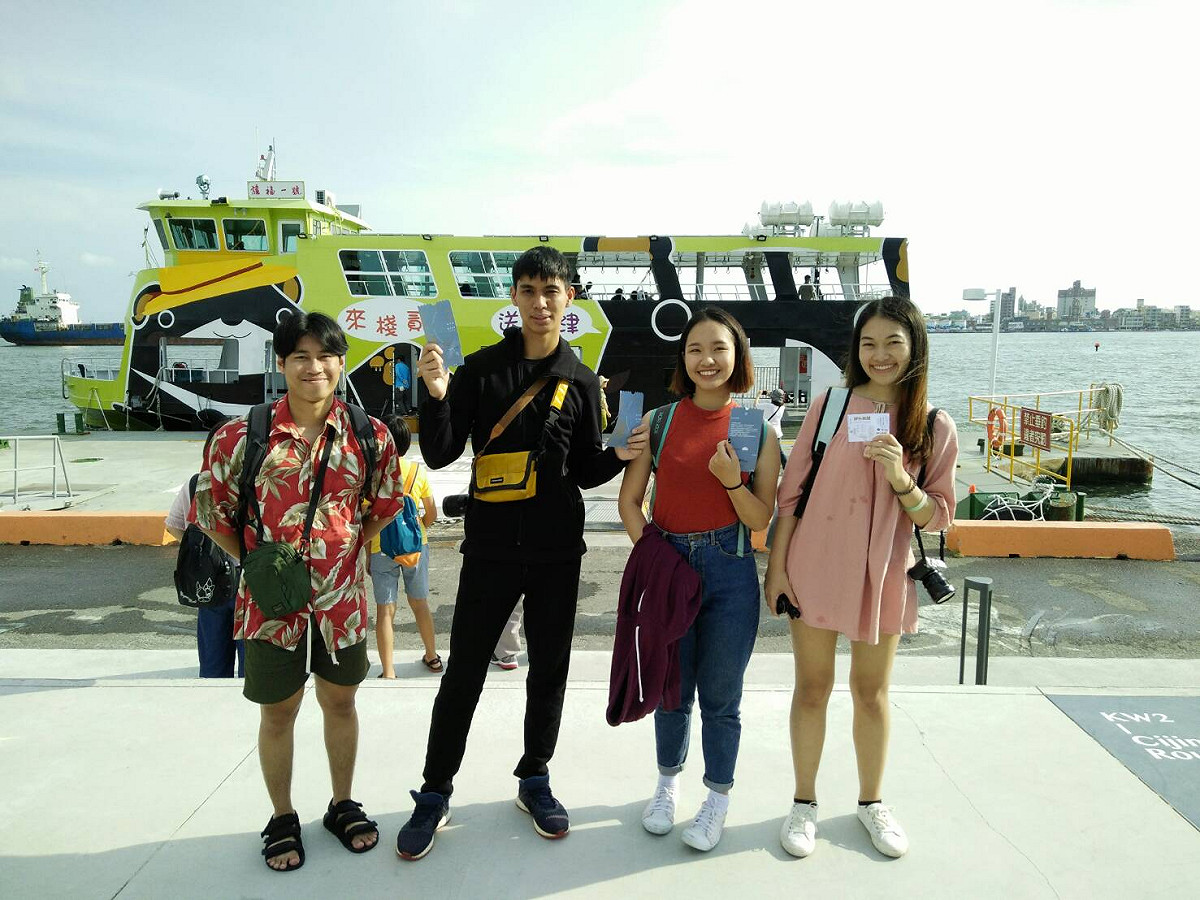 4位泰國大學生也為了遊覽高雄，從棧貳庫搭船到旗津。 圖：高雄旅遊網提供