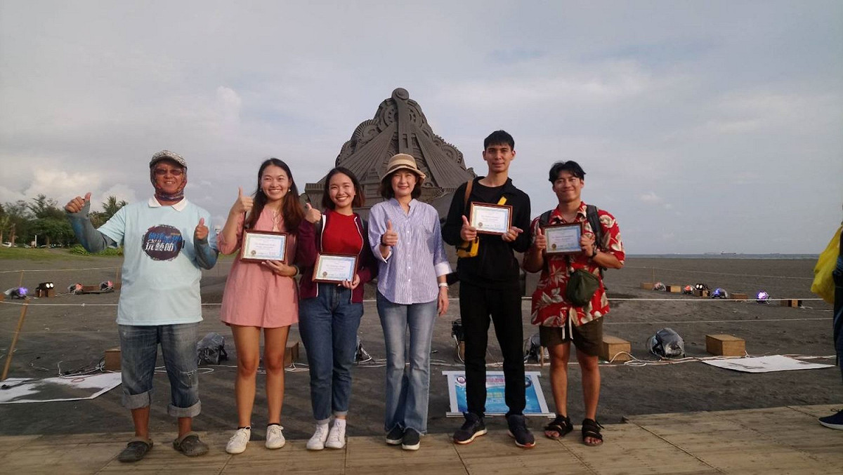 駐泰國台北經濟文化辦事處公開徵選泰國大學生組隊於7月1日至8月15日赴台灣觀光，有4位泰國大學生從FB看到高雄旗津黑沙玩藝節的活動訊息。 圖：高雄旅遊網提供