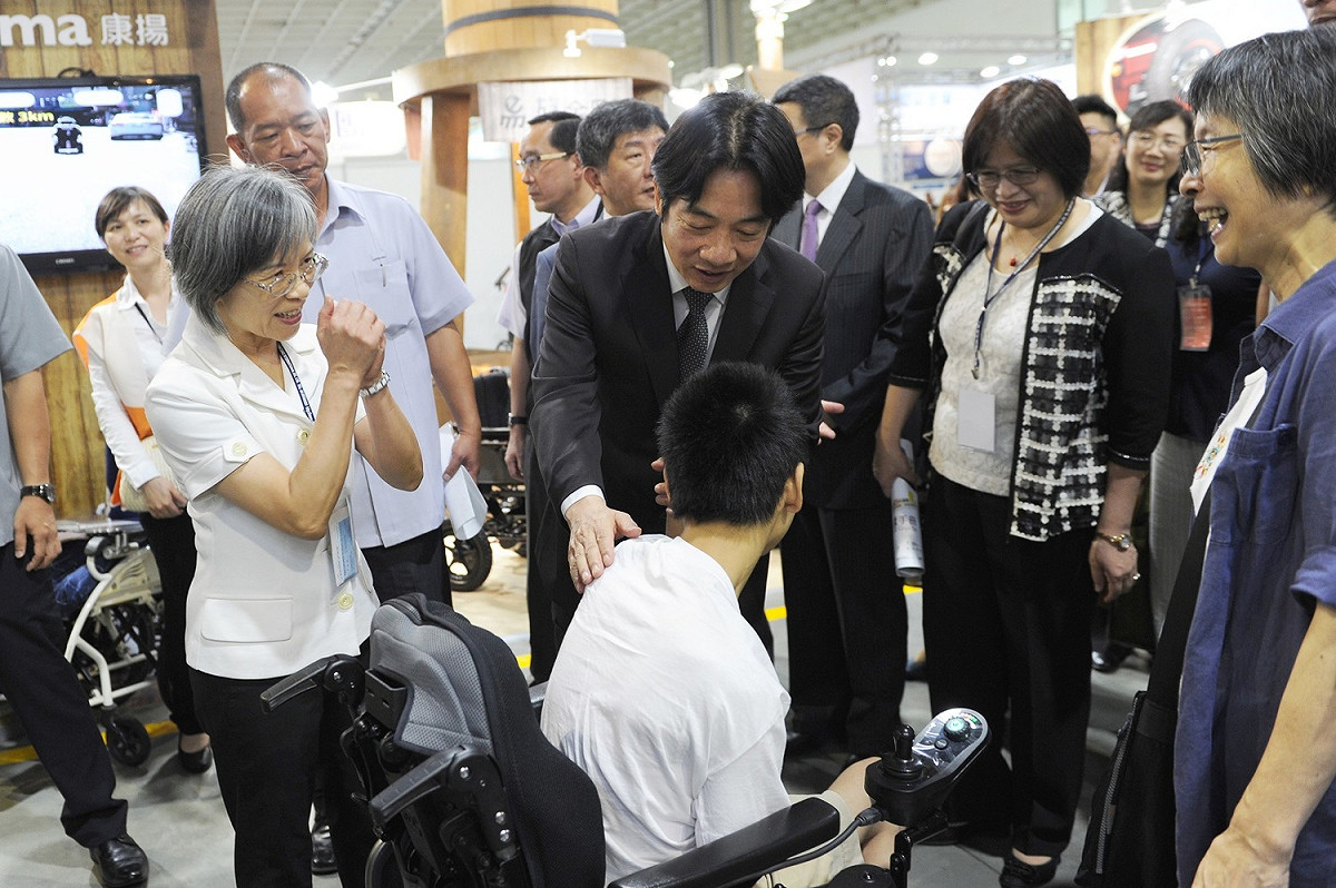 行政院長賴清德今（19）日參觀「ATLife2018台灣輔具暨長期照護大展」。 圖：行政院提供