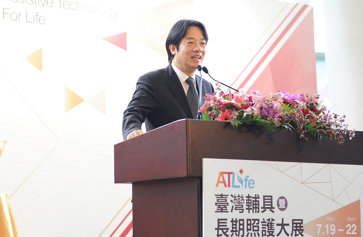 行政院長賴清德今（19）天表示，為落實長照2.0服務，已將輔具納入給付項目，並建立新的輔具租賃制度。 圖：行政院提供