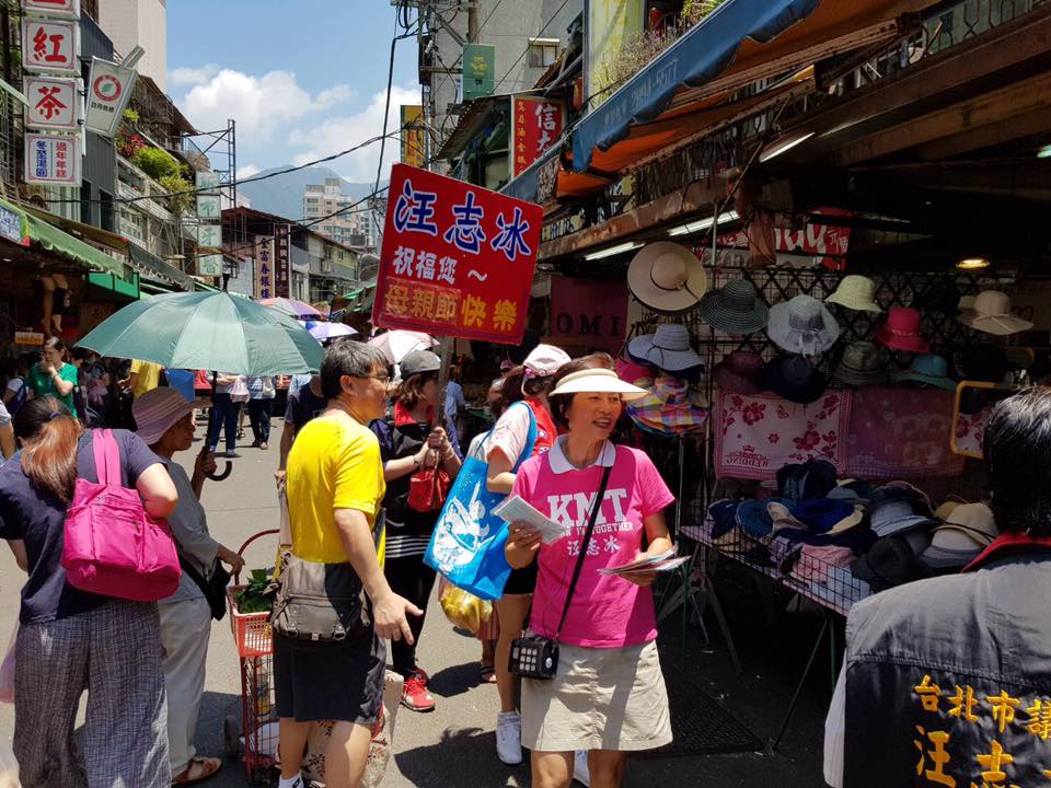 北市議員汪志冰(粉紅上衣)要求農民採實名制。 圖：翻攝汪志冰臉書