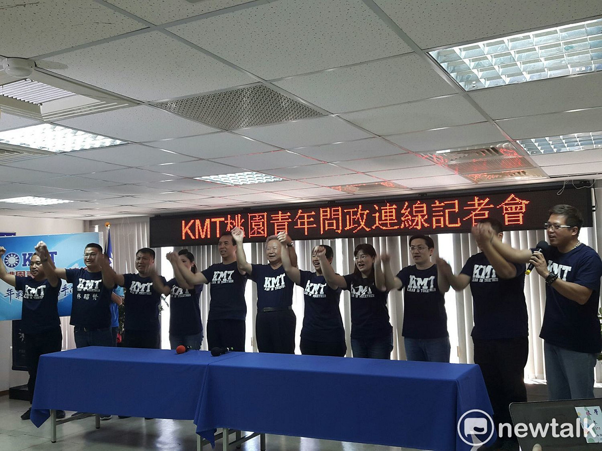 「KMT桃園青年問政連線」未來將以聯合文宣、經驗交流，傳承選舉經驗，10位連線成員力挺市長參選人陳學聖，強調「母雞小雞一起合作力拼找回藍天。 圖:林昀真/攝
