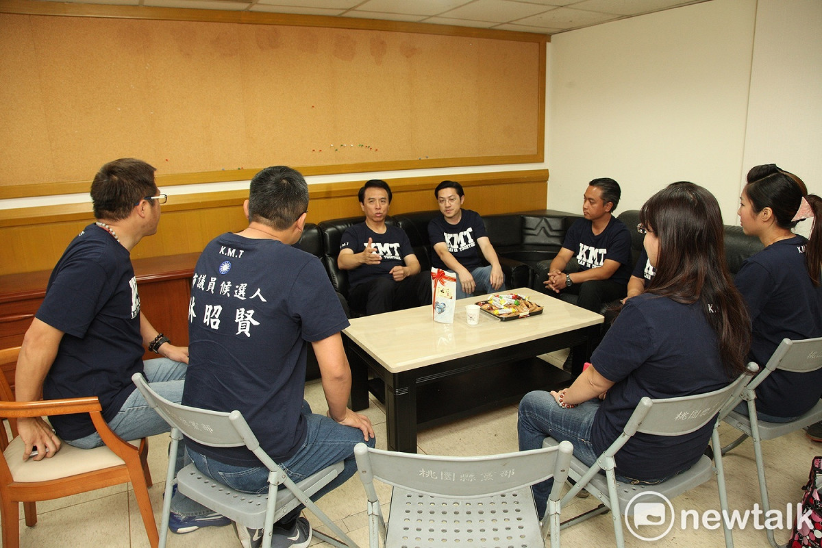 十位青年問政連線成員與市長參選人陳學聖交流選情作戰方針。 圖:林昀真/攝