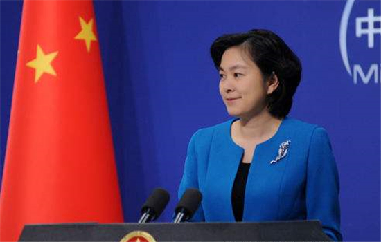 中國外交部發言人華春瑩回應時反唇相譏，質疑美方官員居然如此顛倒黑白、倒打一耙，超出了一般人的想象，令人感到震驚。她並一連回敬了6句「四字經」，怒嗆美方「高舉大棒，脅迫訛詐，蠻橫無理，反覆無常，出爾反爾，言而無信」，頗為鏗鏘有力！ 圖：翻攝自中國外交部網站（資料照片）